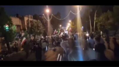 تجمع شبانه حامیان جلیلی مقابل صدا و سیما بعد از مناظره/ ثابتی: انرژی هواداران آزاد شد (فیلم)