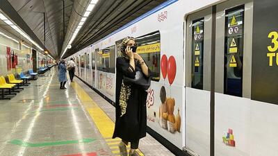 عکسی جالب و پربازدید از یک خانم پیگیر و علاقه‌مند در مترو