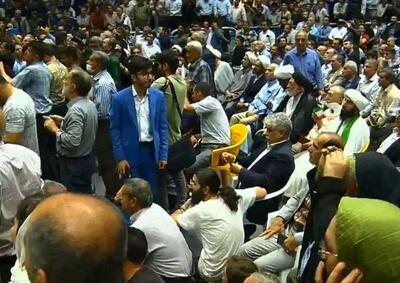 ببینید / ورود ظریف به ورزشگاه شهید بابایی قزوین در میان خیل هواداران