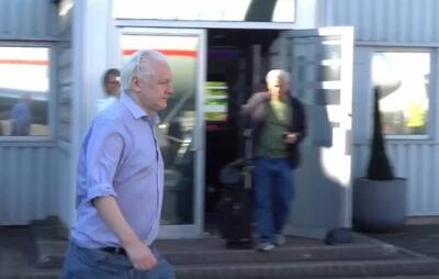 (ویدئو) جولیان آسانژ از زندان آزاد شد