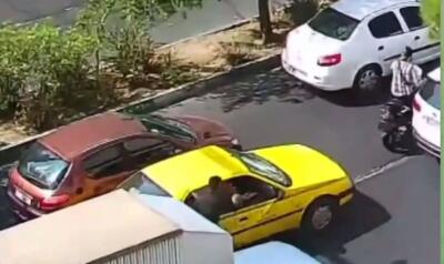 ببینید | لحظه سرقت تلفن همراه پشت چراغ قرمز در صدم ثانیه در تهران