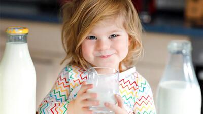 این ۸ فایده دلیل خوبی برای خوردن روزانه یک لیوان شیر است!