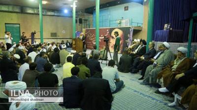 عکسی از پسر سیدحسن خمینی در همایش انتخاباتی روحانیان حامی پزشکیان - مردم سالاری آنلاین