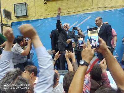 لحظه ورود محمدجواد ظریف به تجمع حامیان پزشکیان در قزوین