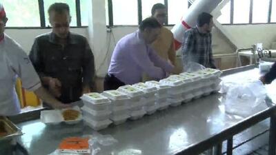 توزیع غذای نذری در دانشگاه آزاد اسلامی قزوین 