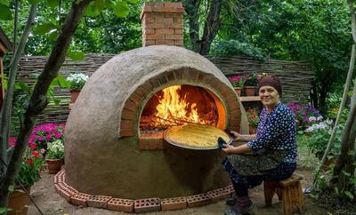فرآیند ساخت تنور و پختن نان در آن به روش یک بانوی روستایی آذربایجانی (فیلم)