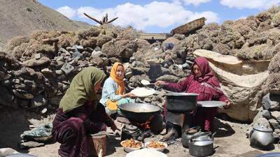 پخت پلو قیمه افغانی توسط بانوان عشایر افغان (فیلم)