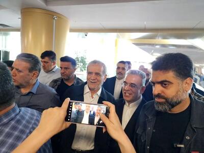 ویدیو / استقبال از پزشکیان در فرودگاه مشهد