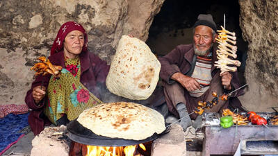 (ویدئو) پخت نان . کباب کردن پای مرغ در غار به روش یک زوج مسن افغان