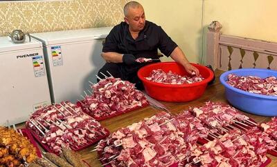 (ویدئو) غذای خیابانی در ازبکستان؛ پخت ۱۰۰۰ سیخ کباب با ۳۰۰ کیلو گوشت