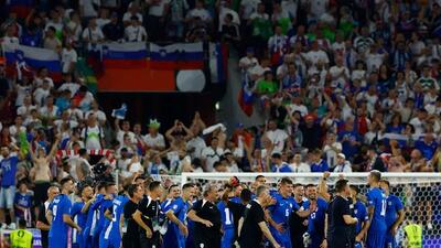 شادی اوبلاک و بازیکنان اسلوونی پس از تساوی مقابل انگلیس و صعود به دور حذفی یورو 2024