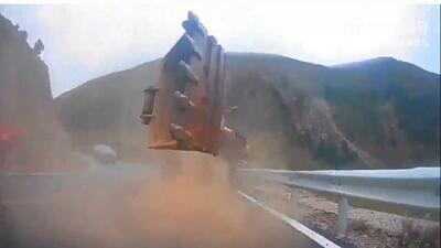 سقوط وحشتناک بیل مکانیکی از روی یک کامیون + ویدئو