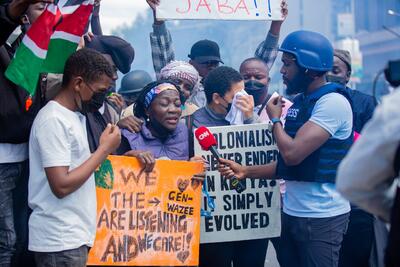 خواهر اوباما در اعتراضات کنیا هدف گاز اشک‌آور قرار گرفت+ فیلم
