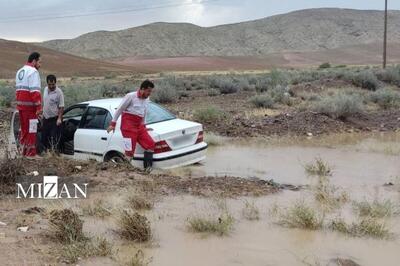 نجات خودرو‌های گرفتار در سیلاب میانه توسط هلال احمر
