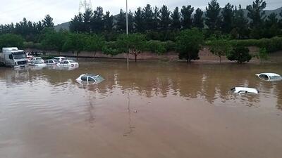 نجات افراد گرفتار در سیلاب سوادکوه؛ راه‌ها مسدود شد!