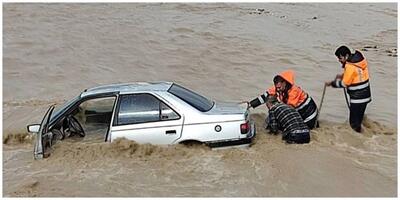 لحظه وحشتناکِ وقوع سیلاب و گرفتارشدن خودروها در جاده سواد کوه+ فیلم