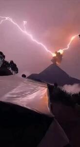 برخورد صاعقه به دهانه آتشفشان در گواتمالا