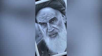 کشیدن سیمای امام خمینی (ره) با تکنیک سیاه قلم+ فیلم