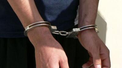 دستبند پلیس بر دستان سارق مشاعات ساختمانی در گنبدکاووس