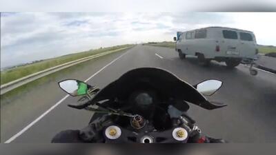 تصادف موتورسیکلت با اتوبوس در جاده + فیلم