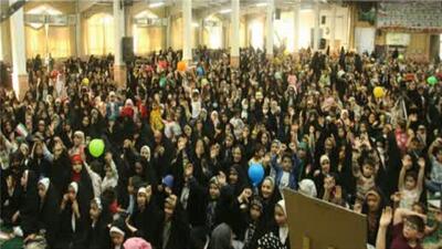 اجرای سرود سلام فرمانده توسط دانش آموزان در مصلی بجستان + تصاویر