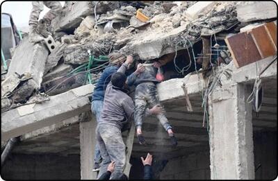حال و روز کودک بیرون آمده از زیر آوار بمباران اسرائیل (فیلم)