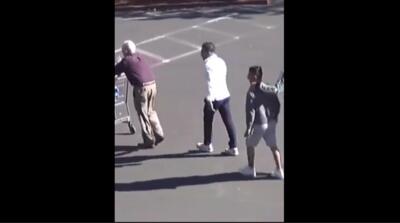 لحظه شرم‌آور سرقت کیف پول یک پیرمرد توسط سه سارق جوان (فیلم)