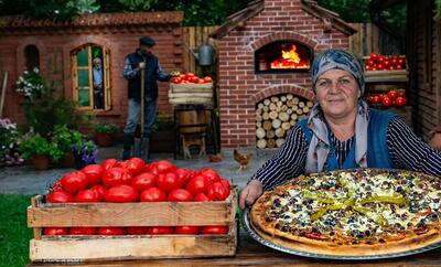 پخت پیتزای غول پیکر با گوشت گاو توسط بانوی روستایی آذربایجانی (فیلم)