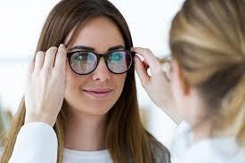 کدام گروه از مبتلایان به آستیگمات چشمی با لیزیک درمان می‌شوند؟