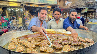 (ویدئو) غذای خیابانی در پاکستان؛ پخت کباب تابه ای معروف به گولا کباب