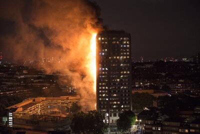 ببینید | اولین تصاویر از آتش‌سوزی در یک ساختمان بزرگ در استینز لندن و فوران دود و آتش