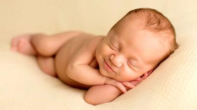 نوزادان در خواب به چه چیزی لبخند می زنند؟