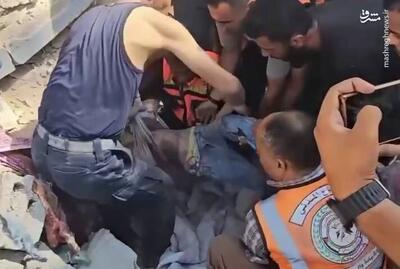 فیلم/ لحظه دردناک بیرون کشیدن کودک فلسطینی از زیر آوار(۱۵+)