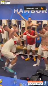 رقص و پایکوبی بازیکنان ترکیه در رختکن پس از صعود به مرحله حذفی یورو 2024 - پارس فوتبال | خبرگزاری فوتبال ایران | ParsFootball