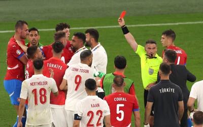 کتک کاری بین بازیکنان ترکیه و چک پس از سوت پایان