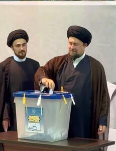 تصویری از سید حسن خمینی و فرزندش روحانی اش در پای صندوق رای