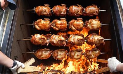 غذای خیابانی در کره؛ تهیه مرغ کبابی با چوب بلوط در سئول (فیلم)