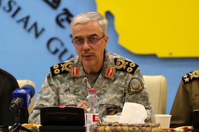 پوشش متفاوت فرمانده ارشد ایرانی حین رای دادن