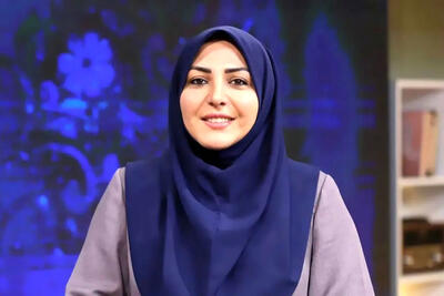ژست خوشحال المیرا شریفی‌مقدم پای صندوق رای
