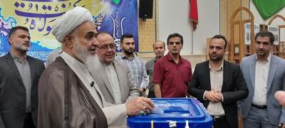 امام جمعه قزوین رای خود را به صندوق انداخت