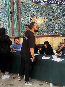 عکس/حضور محسن افشانی و همسرش در حسینیه ارشاد برای رای دادن | اقتصاد24