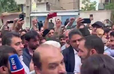 ببینید / اعتراض تند یک شهروند به جلیلی برای عدم اجماع با قالیباف و واکنش دور از انتظار محافظان