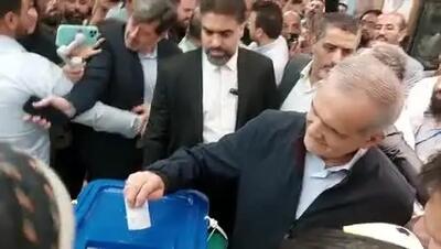 ببینید | ویدئویی از حضور پزشکیان در بیمارستان فیروزآبادی تهران برای رای‌دادن
