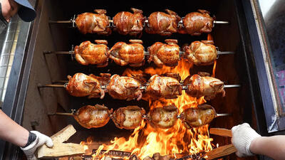 (ویدئو) غذای خیابانی در کره؛ تهیه مرغ کبابی با چوب بلوط در سئول