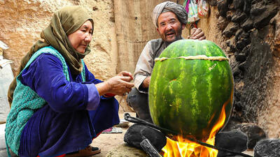 (ویدئو) پخت خورشت مرغ در هندوانه روی آتش به سبک زوج غارنشین افغان!