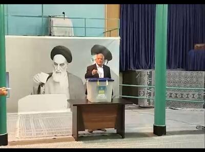 محسن هاشمی در حسینیه جماران رأی خود را صندوق انداخت