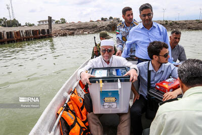 تصاویر انتقال صندوق اخذ رای در گرگان با قایق