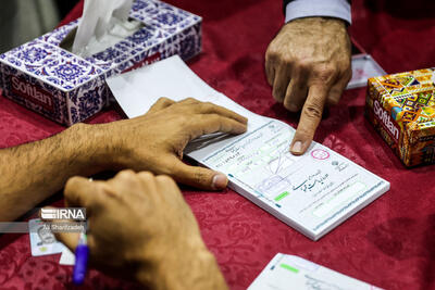 جمعیت ایرانیان در شعبه اخذ رأی سفارت جمهوری اسلامی ایران در باکو