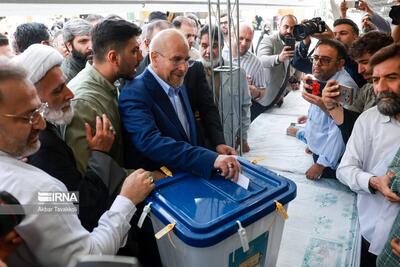 قالیباف در حرم عبدالعظیم رای خود را به صندوق انداخت