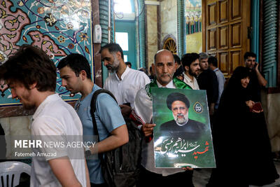 حضور یزدی‌ها در مسجد حظیره در ساعات اولیه رای گیری